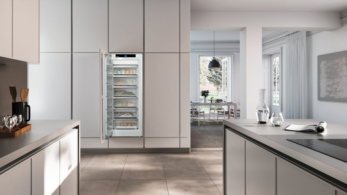 Cuisine grise et lumineuse avec congélateur intégrable Liebherr ouvert dans une colonne