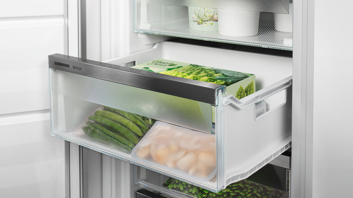 Tiroir Liebherr garni de légumes, sorti sur glissières intégrées