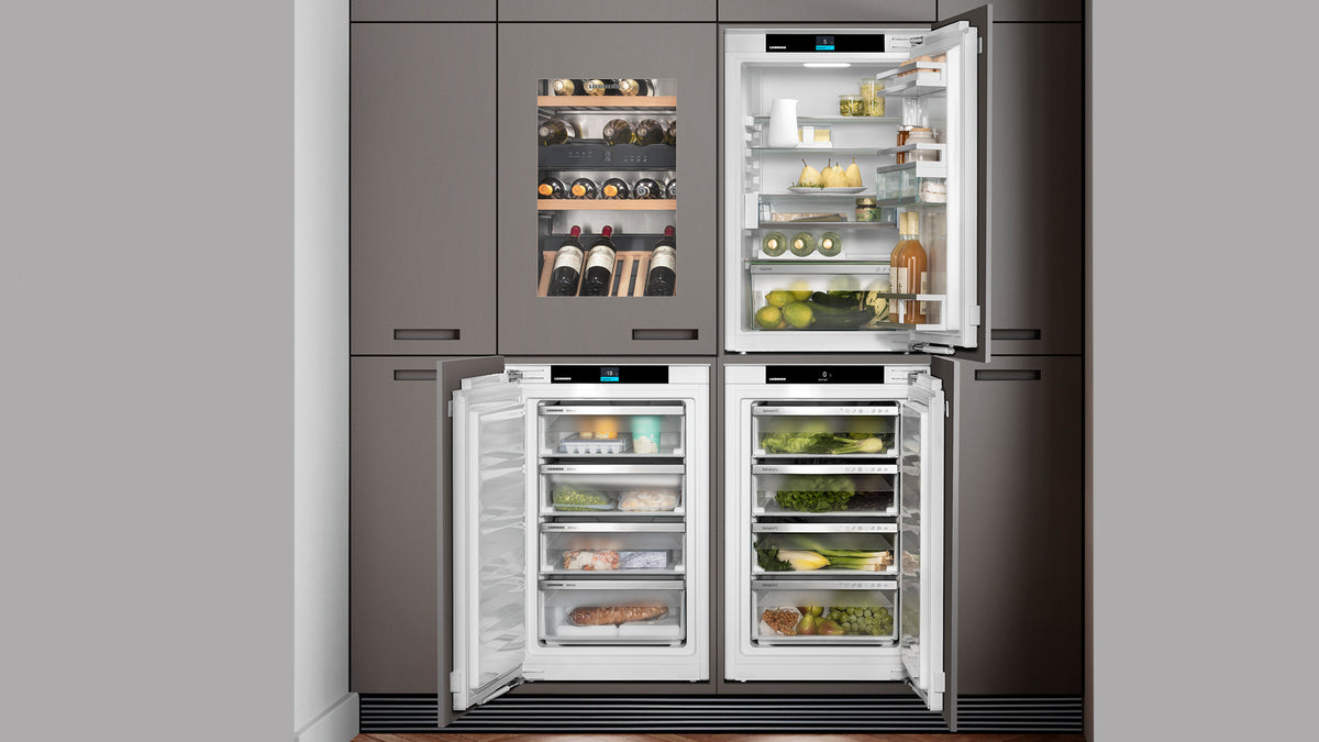 Colonnes de froid Liebherr encastrées côte à côte dans une cuisine aux façades taupe