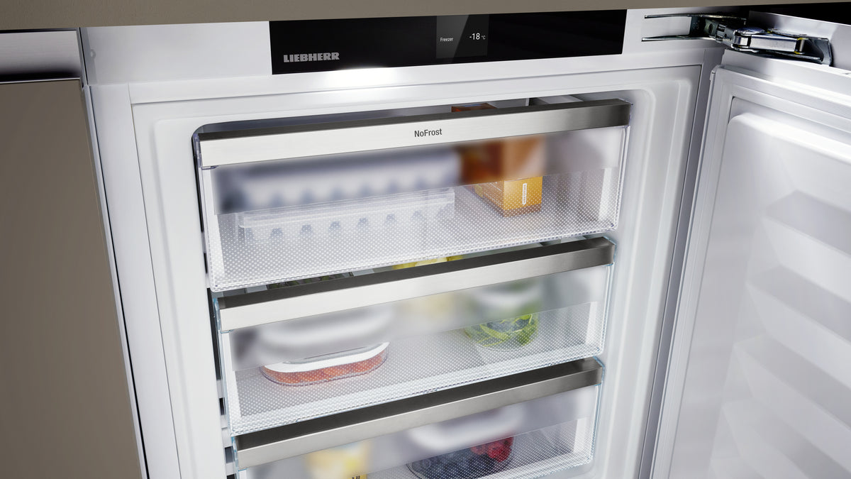 Congélateur sous plan Liebherr ouvert, tiroirs garnis, sous un plan de travail en bois