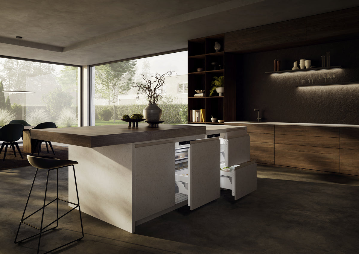 Cuisine ouverte avec îlot intégrant un congélateur sous plan Liebherr