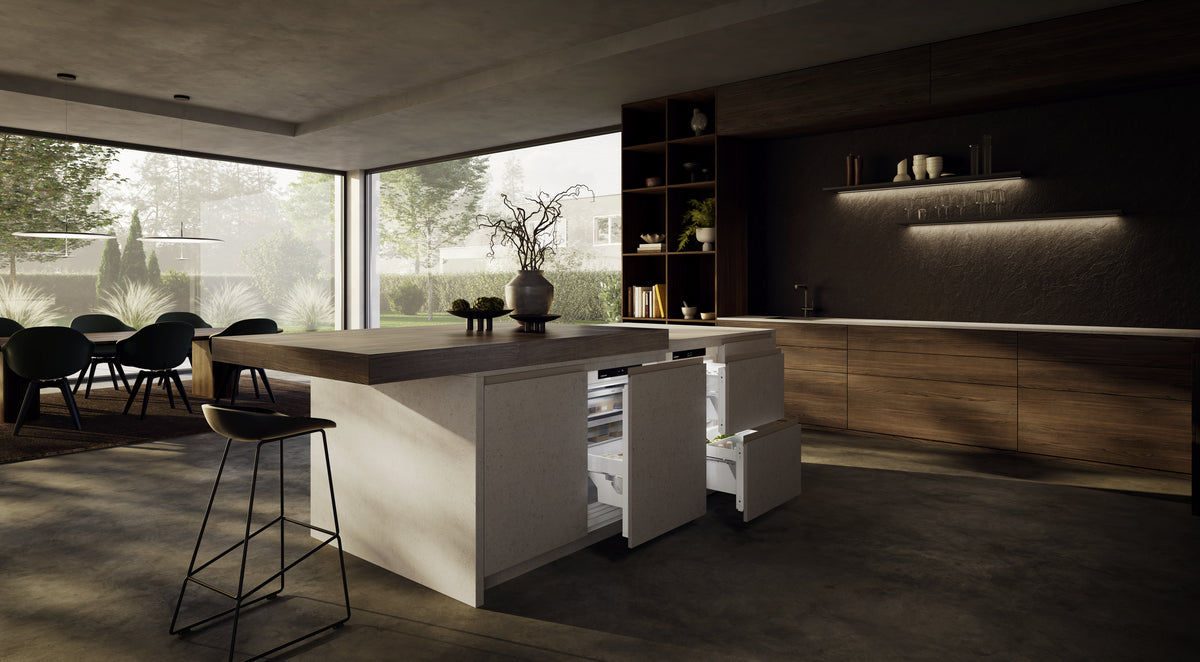 Îlot de cuisine face à une baie vitrée, avec congélateur Liebherr à tiroirs ouverts