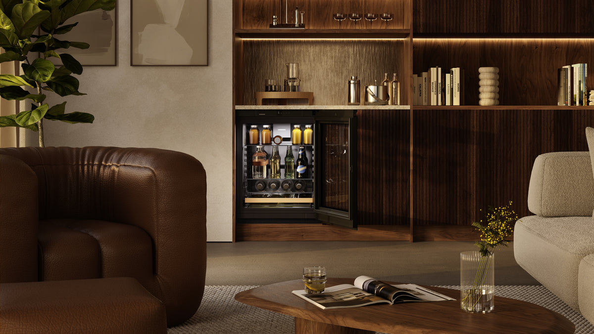 Réfrigérateur à boissons Liebherr éclairé, intégré dans un meuble bar en bois