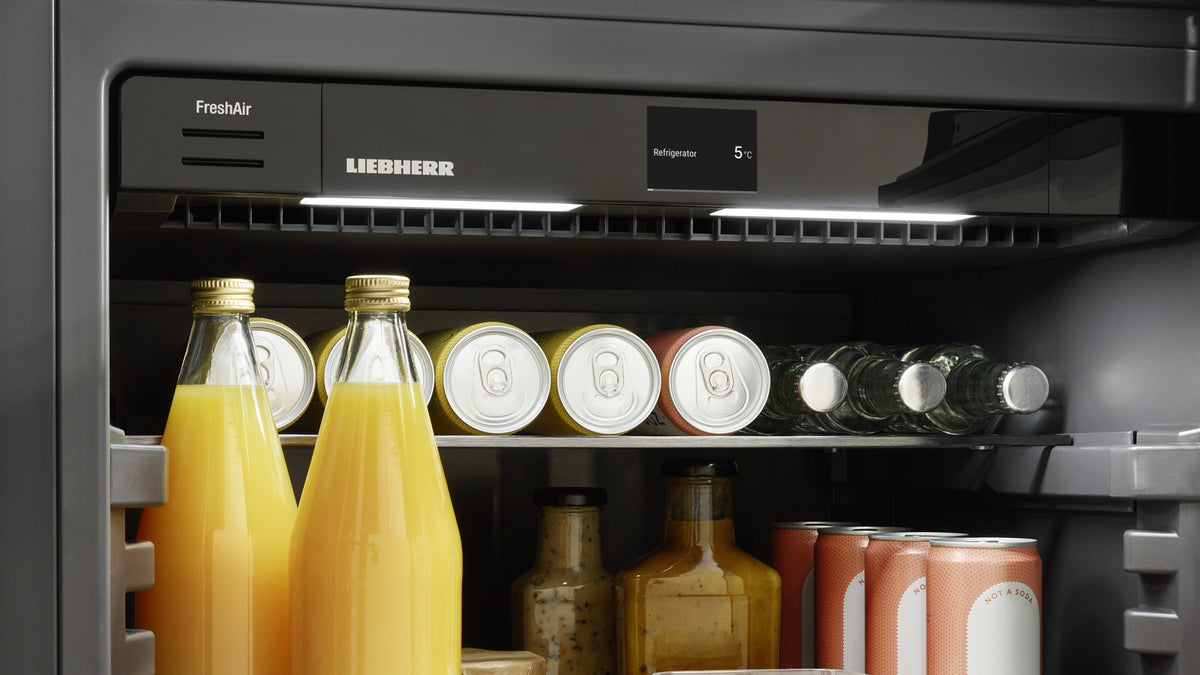 Tablette en verre divisible laissant place aux grandes bouteilles dans un réfrigérateur Liebherr