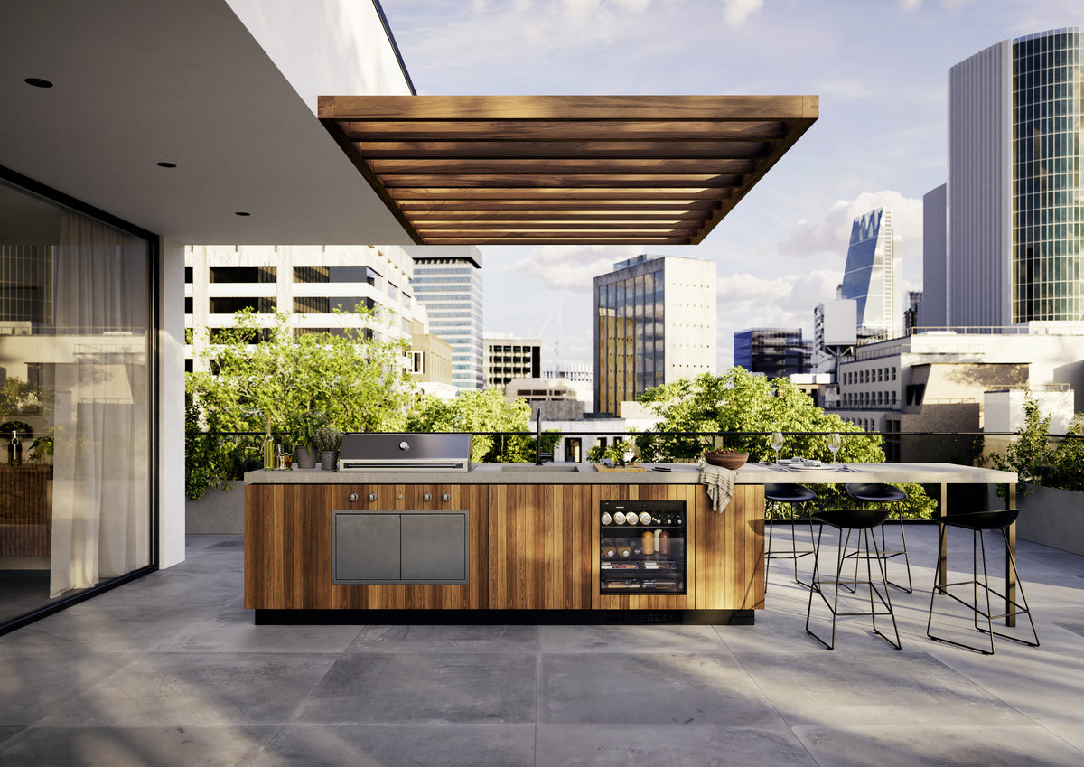 Cuisine d’extérieur en bois sur une terrasse urbaine, avec réfrigérateur Liebherr intégré sous le plan