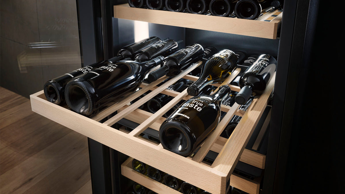 Le bois s’ajuste à chaque bouteille.