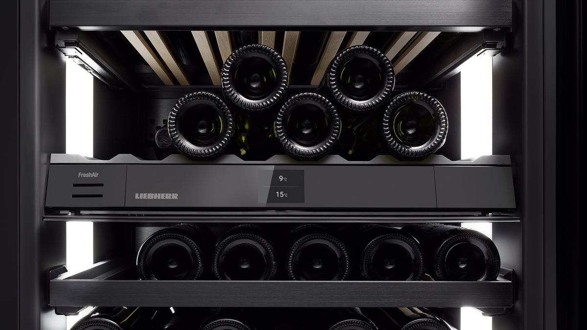 Bouteilles éclairées par les colonnes lumineuses LED d’une cave à vin Liebherr