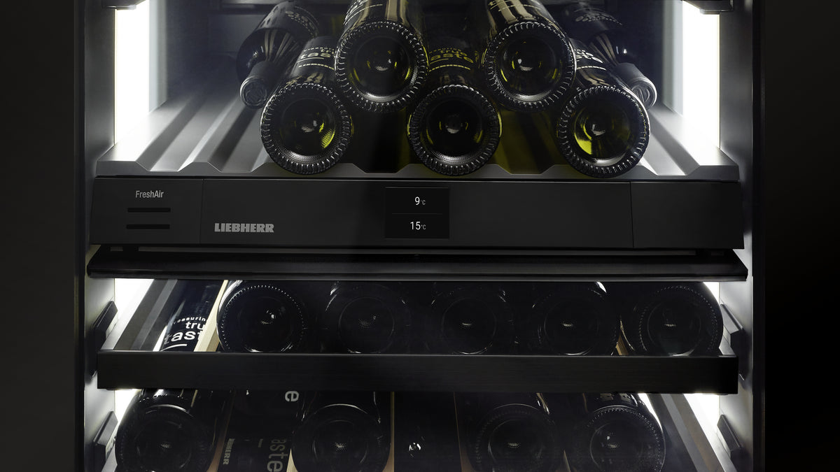 Éclairage de présentation d’une cave à vin Liebherr à porte vitrée