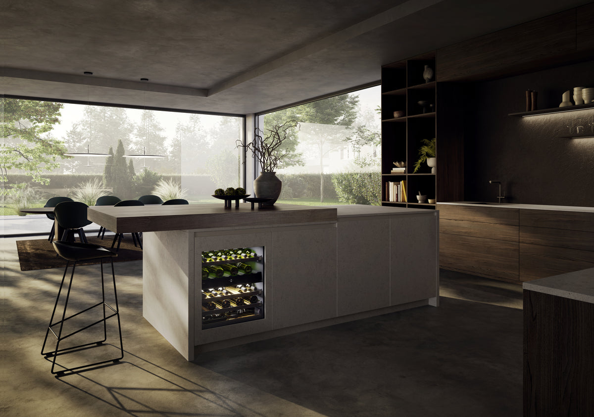 Cuisine ouverte avec îlot intégrant une cave à vin sous plan Liebherr