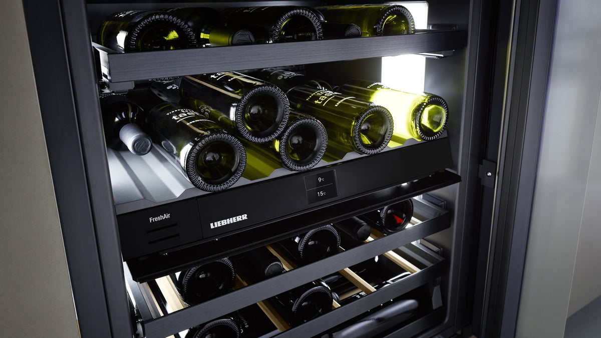 Intérieur d’une cave à vin Liebherr à deux zones de température, garnie de bouteilles