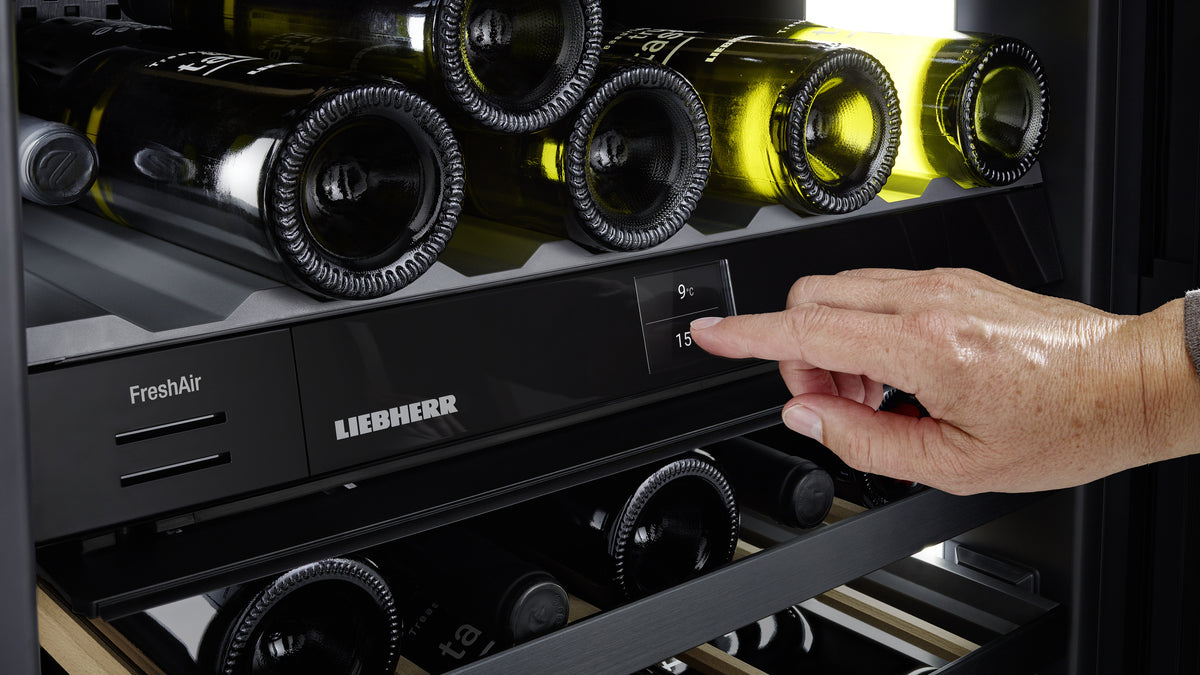 Écran tactile de commande d’une cave à vin Liebherr