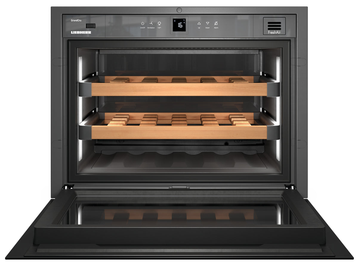 Cave à vin encastrable Liebherr WKEgb 582 ouverte, porte abaissée, clayettes en bois