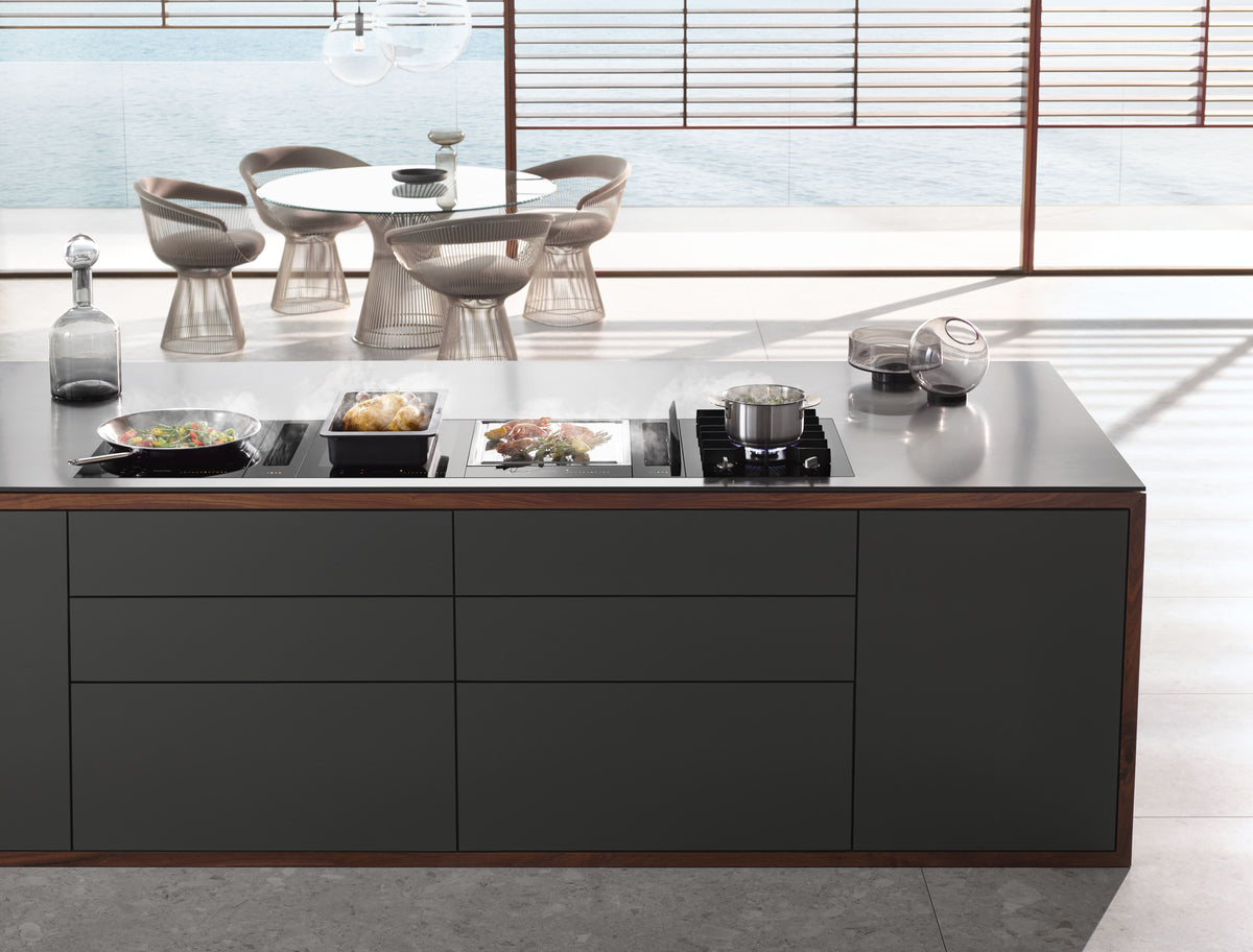 Plan de cuisson composé de plusieurs dominos SmartLine Miele sur un îlot