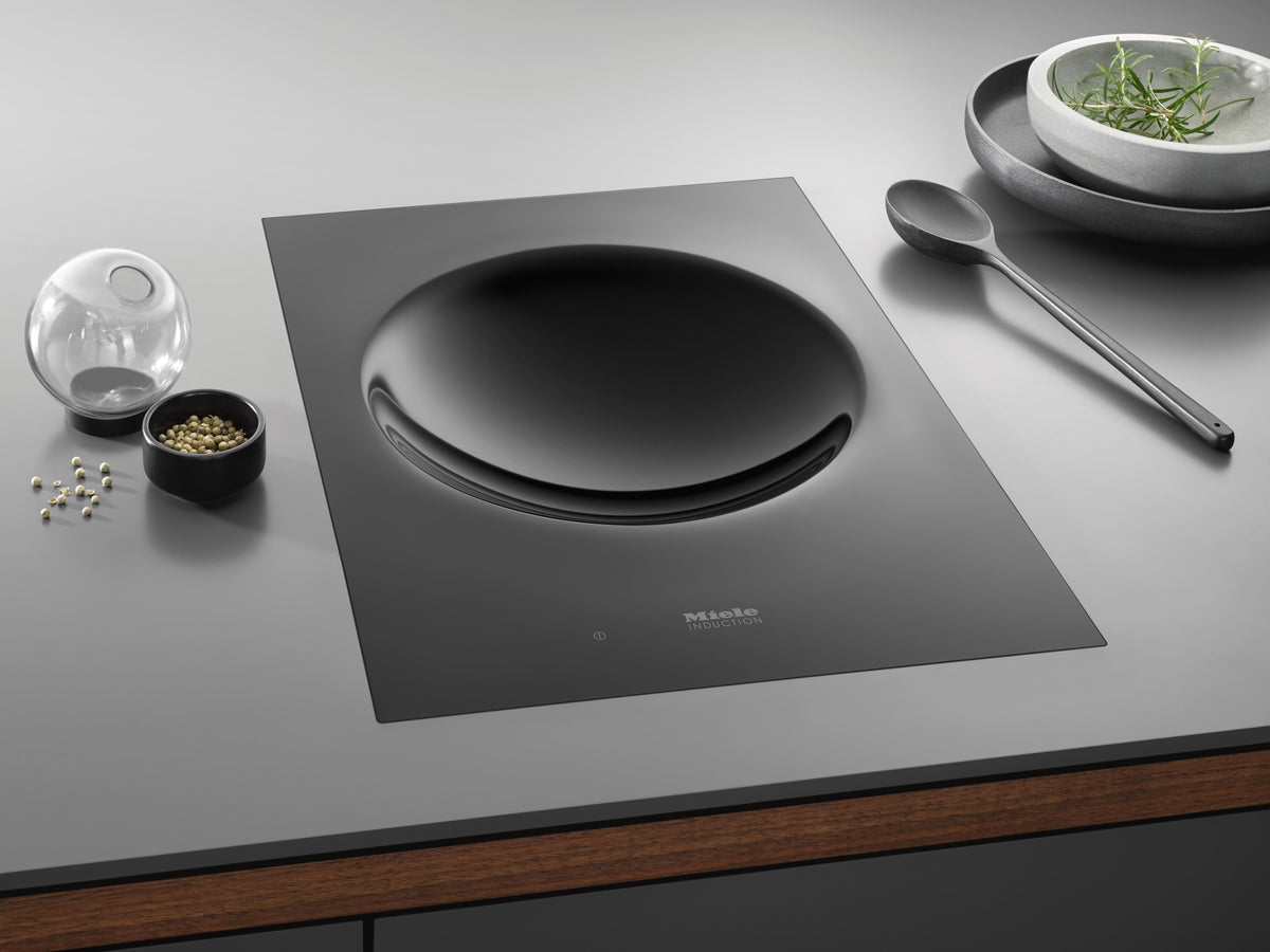 Domino wok SmartLine Miele CS 7641 FL encastré à fleur dans un plan de travail gris
