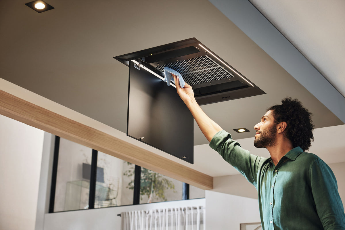 Nettoyage de l’intérieur lisse CleanCover d’une hotte Miele