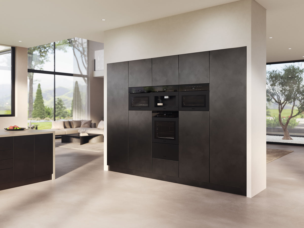 Cuisine ouverte avec colonne d’appareils encastrables Miele en finition noire mate