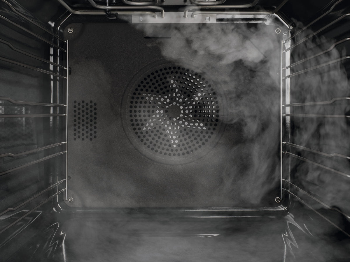 Vapeur MonoSteam diffusée dans l’enceinte d’un four vapeur combiné Miele