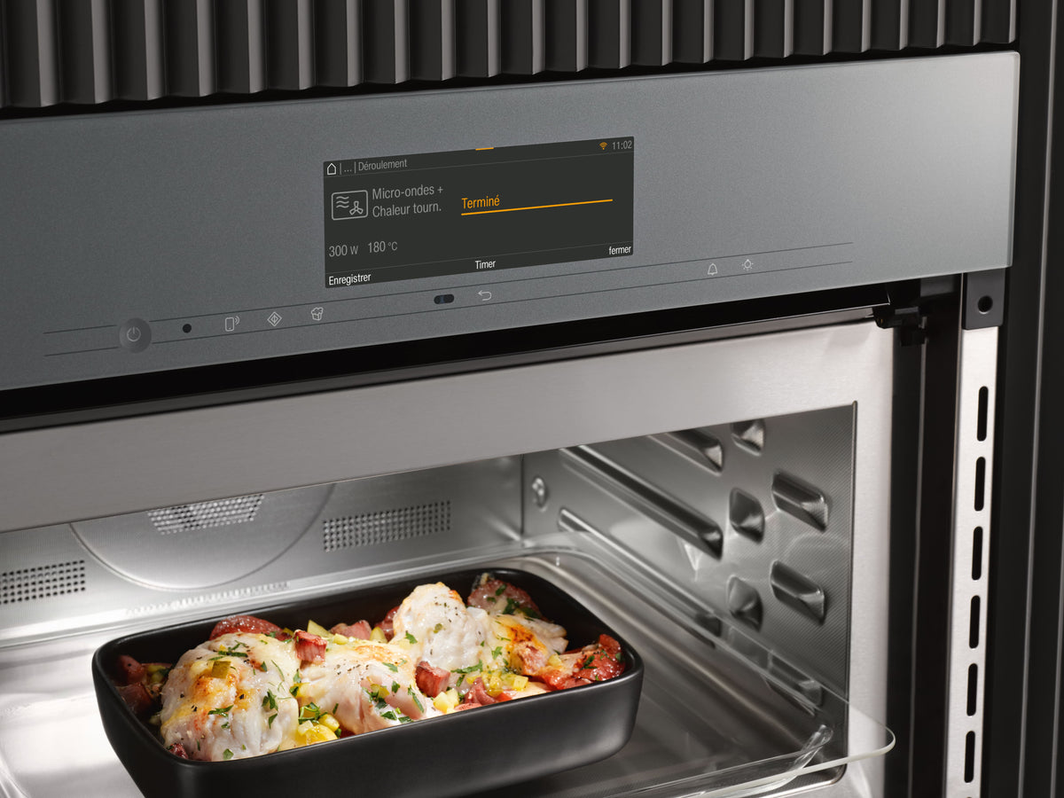Gratin dans un four compact Miele combiné micro-ondes ouvert