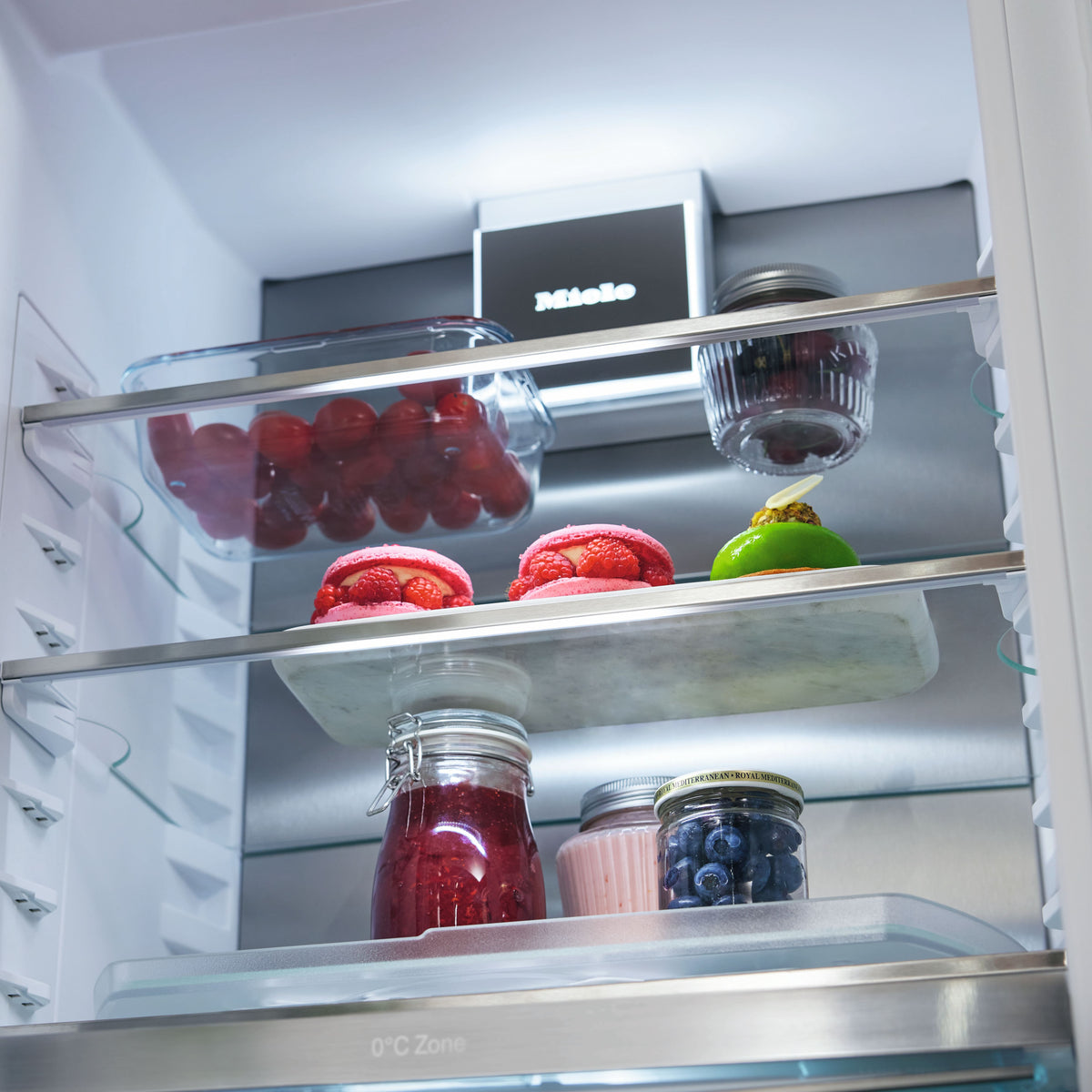 Clayettes éclairées FlexiLight 2.0 dans le réfrigérateur encastrable Miele K 7474 D