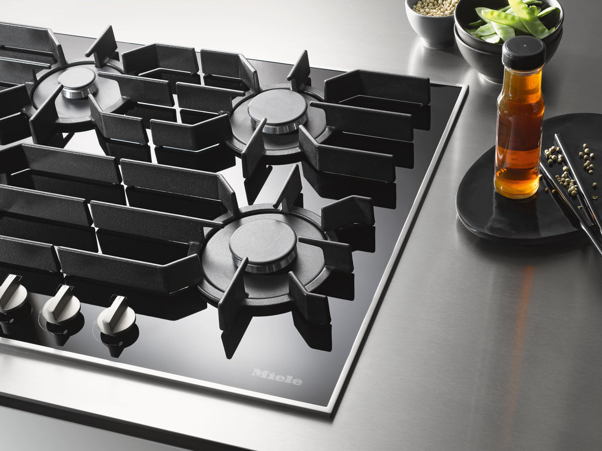 Table de cuisson au gaz Miele KM 3054-1 en vitrocéramique noire avec supports en fonte émaillée