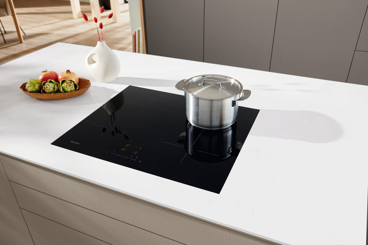 Table de cuisson à induction Miele KM 7363 FL dans une cuisine