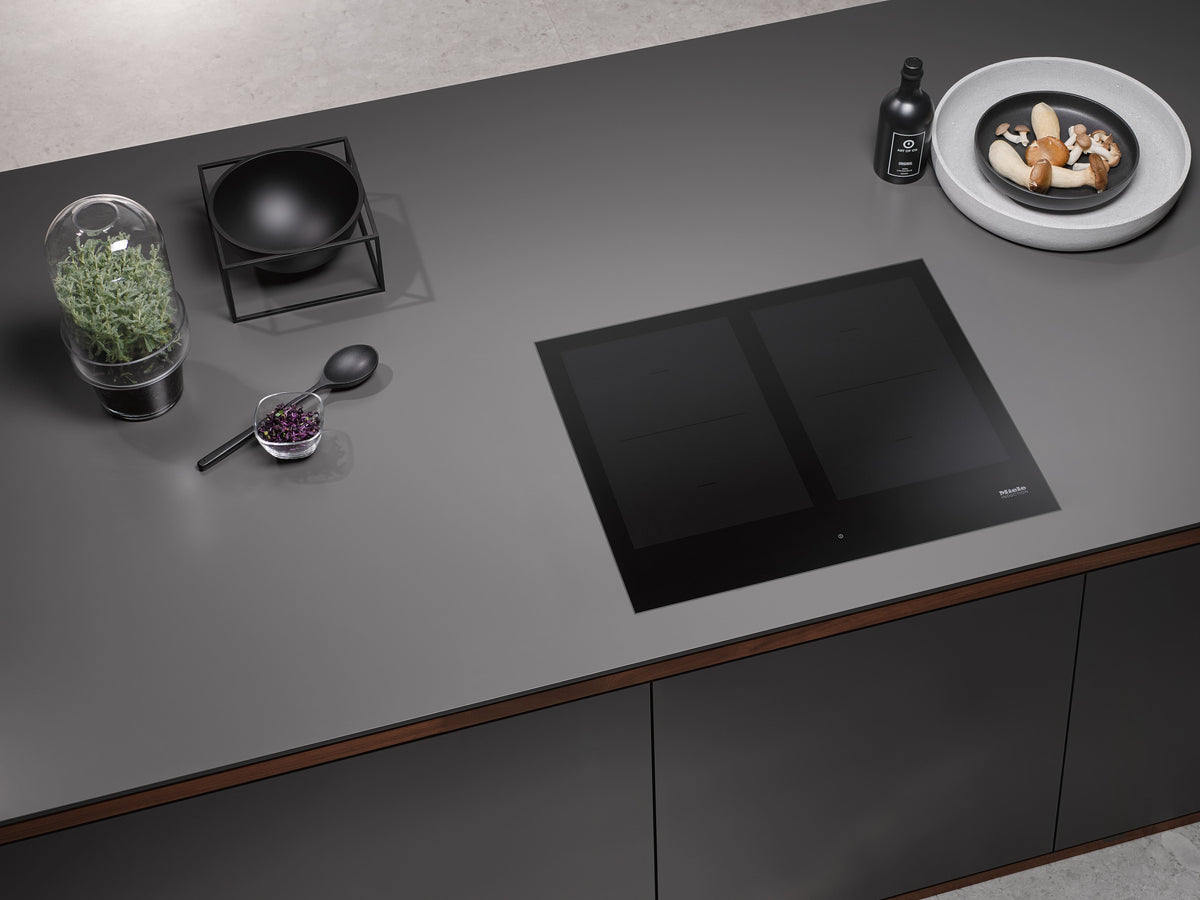 Table de cuisson à induction Miele KM 7564 FL encastrée dans un plan de travail