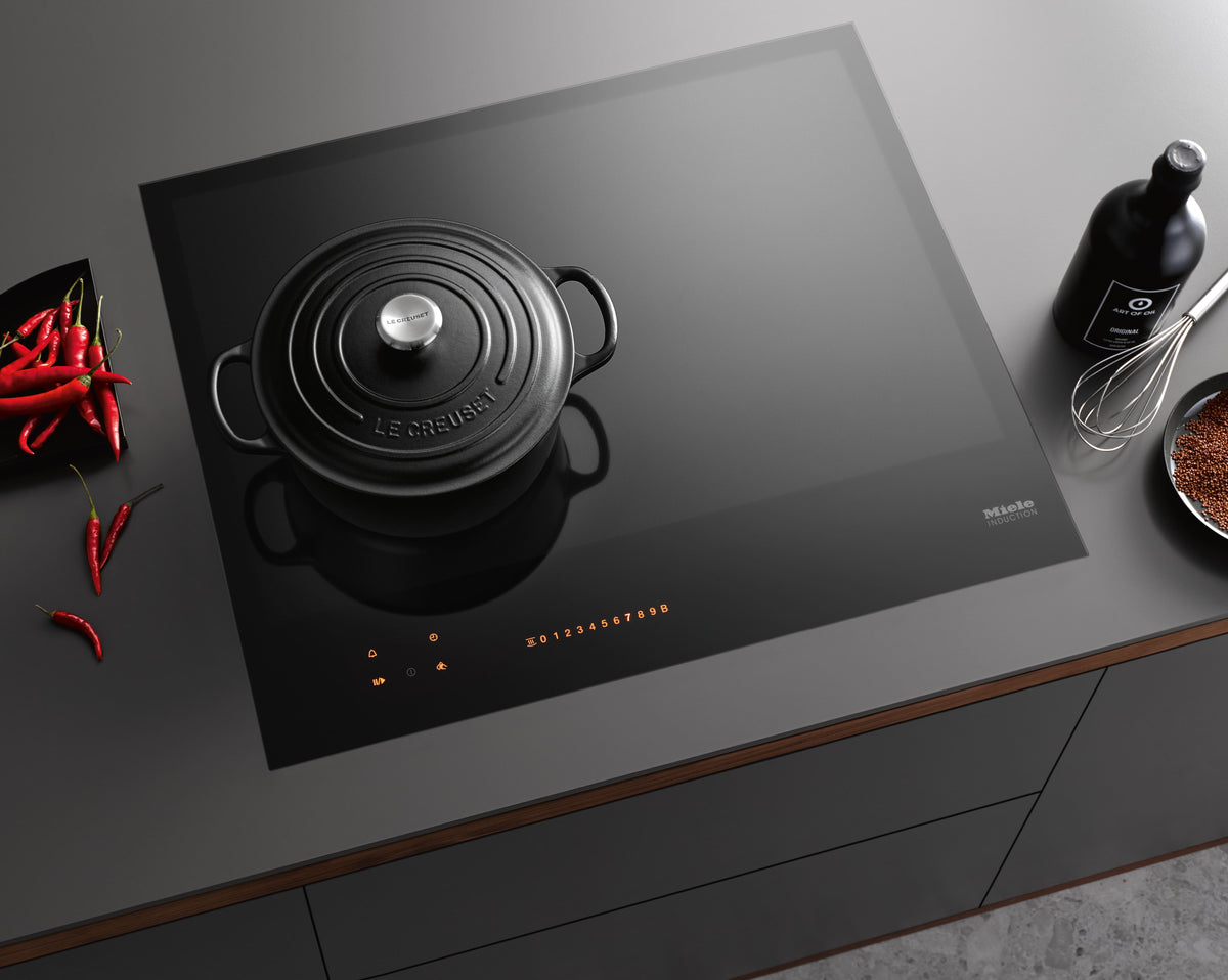Table de cuisson à induction Miele KM 7667 FL encastrée à fleur de plan, cocotte en fonte