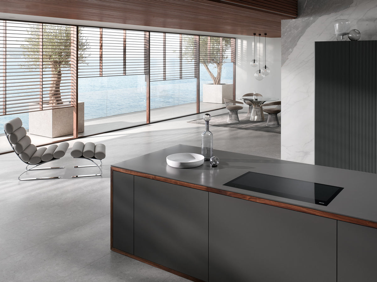 Îlot de cuisine avec table de cuisson à induction Full Flex Miele encastrée à fleur de plan