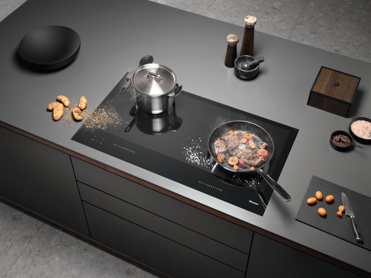 Table de cuisson à induction Miele KM 7878-2 FL Diamond vue de dessus, casseroles et poêle en cuisson