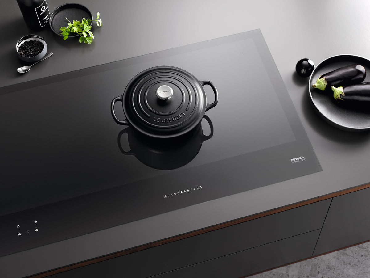Table de cuisson à induction Miele KM 7879 FL, cocotte en fonte et écrans SmartSelect White