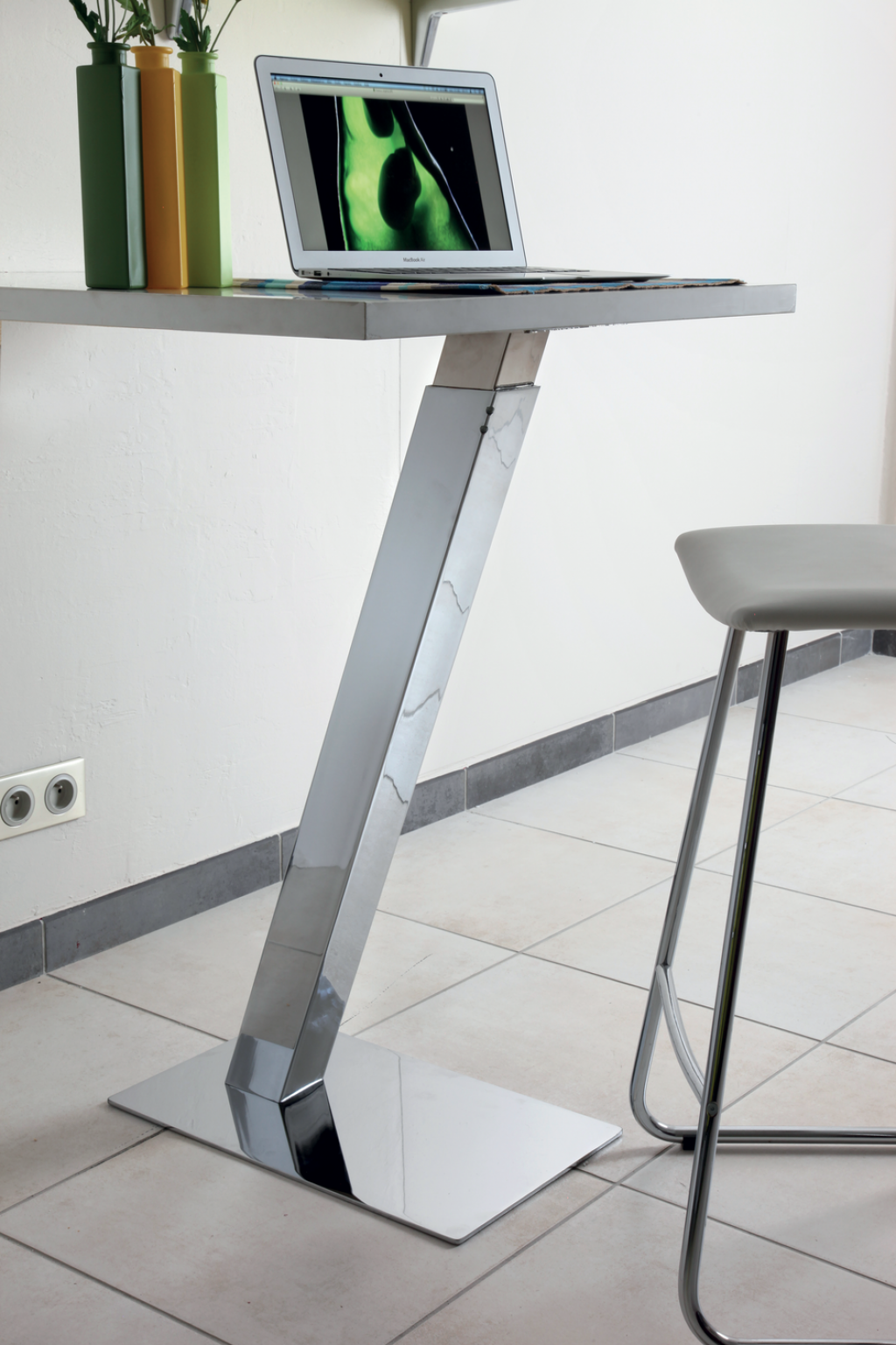 Pied de snack incliné télescopique - détail platine