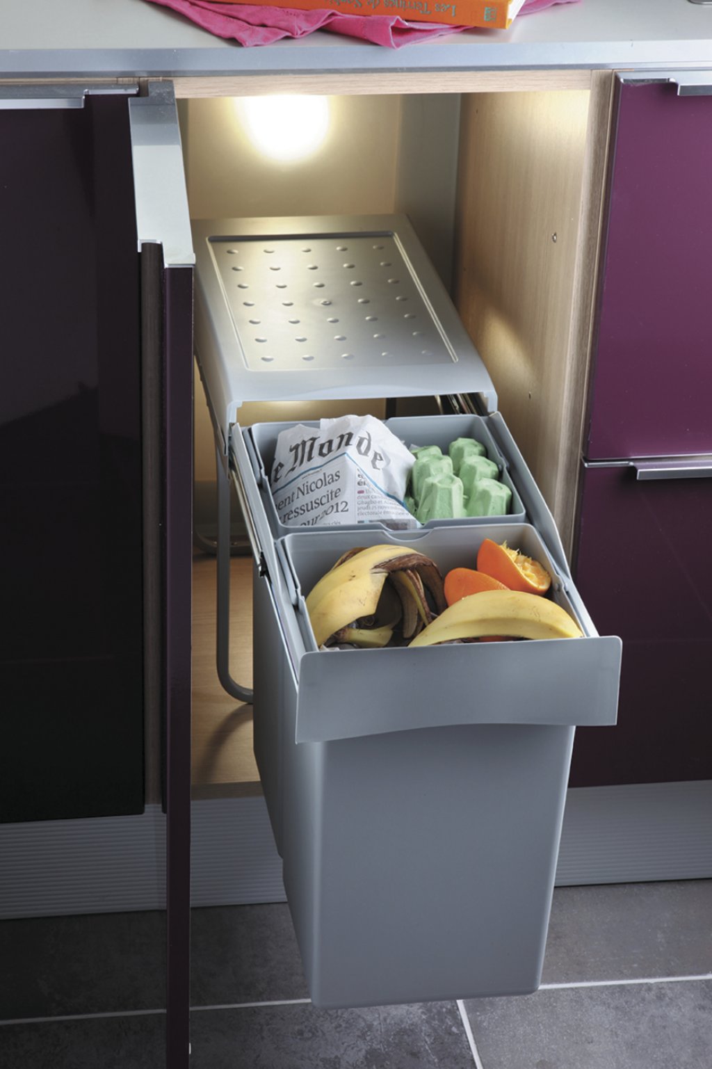 Poubelle MSA 222G installée dans un meuble de cuisine