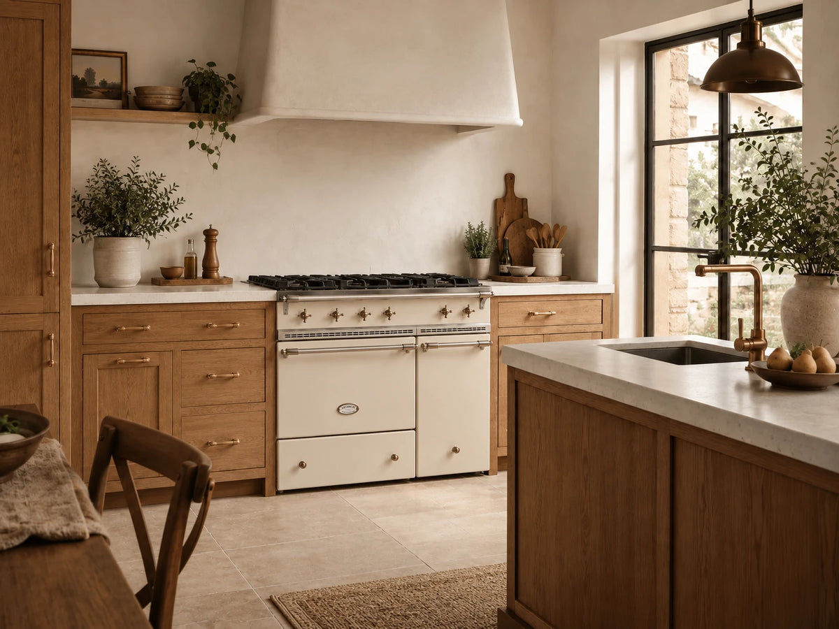 Piano de cuisson Lacanche Beaune Classic 90 cm intégré dans une cuisine sur mesure