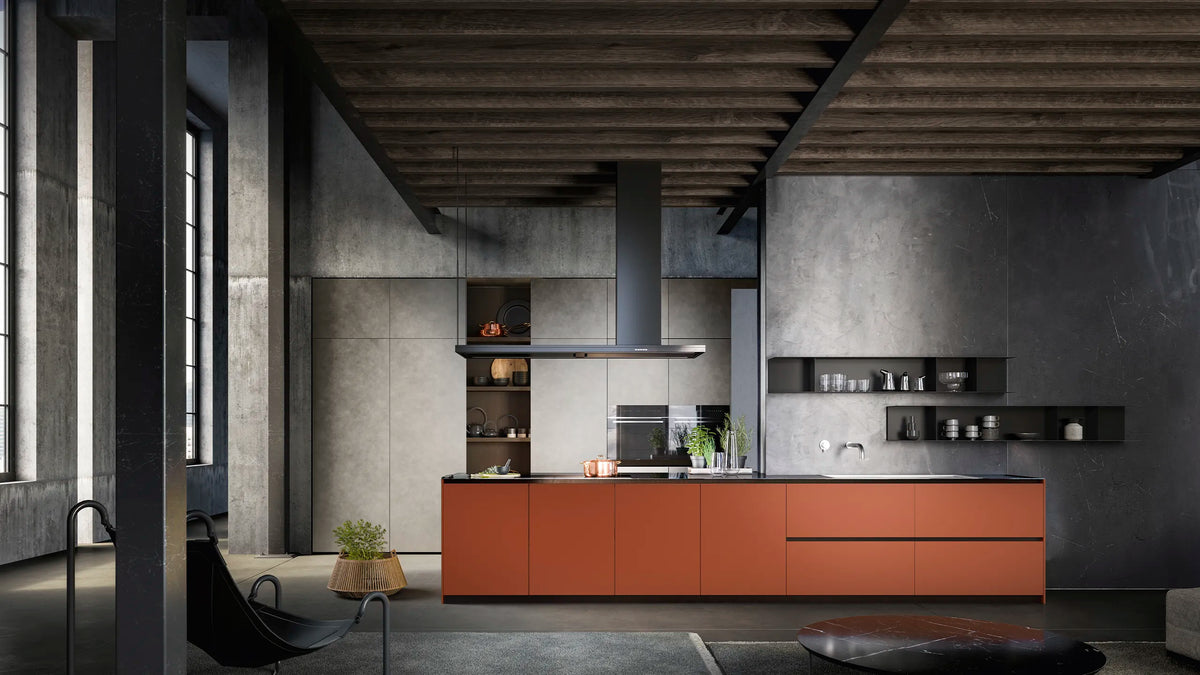 Cuisine Skyline Armony Cucine avec îlot rouge Rosso Namib dans un loft industriel aux poutres apparentes