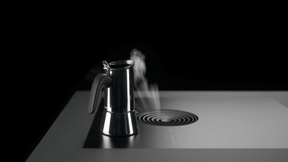 Cafetière moka sur la petite zone du BORA S Pure, vapeur aspirée